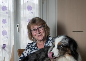 Aude Carminati portrait Aude Carminati, avec sa chienne Laïka, accompagne chaque jour les lents progrès de son mari, touché soudainement dans sa santé il y a deux ans.