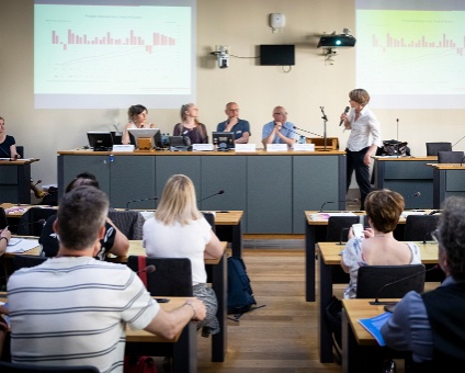 DEF - BLI En ouverture de soirée : Table ronde « Pénuries de main-d’œuvre : quels défis pour l’économie et la migration ? » De gauche à droite : Fanny Besençon, chargée...