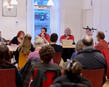 17-Table ronde_Place Arlo 2_13 Table ronde, témoignages, performance - Un malentendu : des nomades dans nos rues Par l’Association Opre Rrom