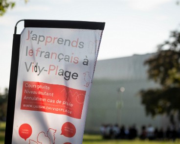 Cours de français à Vidy plage Lausanne, le 29 juillet 2025. Cours de français à Vidy-plage organisé par le BLI.