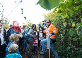 Un arbre, un enfant, 2017 Un arbre, un enfant, édition 2017. Les parents des enfants nés à Lausanne en 2016 ont planté 1716 arbres le 7 octobre 2017 sur cette parcelle. – Accueil des...