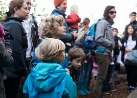 Un arbre, un enfant, 2017 Un arbre, un enfant, édition 2017. Les parents des enfants nés à Lausanne en 2016 ont planté 1716 arbres le 7 octobre 2017 sur cette parcelle. – Accueil des...