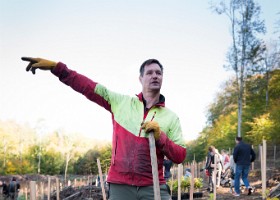 Un arbre, un enfant, 2017 Un arbre, un enfant, édition 2017. Les parents des enfants nés à Lausanne en 2016 ont planté 1716 arbres le 7 octobre 2017 sur cette parcelle. – Un forestier...