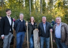 Un arbre, un enfant, édition 2017. Les parents des enfants nés à Lausanne en 2016 ont planté 1716 arbres le 7 octobre 2017 sur cette parcelle. – De gauche à droite: M. David Payot, directeur de l'enfance, de la jeunesse et des quartiers, Ville de Lausanne, M. Pierre-Antoine Hildbrand, directeur de la sécurité et de l'économie., Mme Natascha Litzistorf, directrice du Logement, de l’environnement et de l’architecture., M. Denis Favre, municipal à Romanel et M. Daniel Crot, syndic de Romanel.  © VDL : Crot, Favre, Hildbrand, Litzistorf, Payot, SPADOM, Vernand, arbre, arbres, automne, chêne, enfant, enfants, forestier, forêt, manifestation, nature, octobre, officiel, plantation, végétal