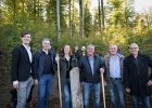Un arbre, un enfant, édition 2017. Les parents des enfants nés à Lausanne en 2016 ont planté 1716 arbres le 7 octobre 2017 sur cette parcelle. – De gauche à droite: M. David Payot, directeur de l'enfance, de la jeunesse et des quartiers, Ville de Lausanne, M. Pierre-Antoine Hildbrand, directeur de la sécurité et de l'économie., Mme Natascha Litzistorf, directrice du Logement, de l’environnement et de l’architecture., M. Denis Favre, municipal à Romanel, M. Daniel Crot, syndic de Romanel et M. Etienne Balestra, chef du Service des parcs et domaines.$  © VDL : Balestra, Crot, Favre, Hildbrand, Litzistorf, Payot, SPADOM, Vernand, arbre, arbres, automne, chêne, enfant, enfants, forestier, forêt, manifestation, nature, octobre, officiel, plantation, végétal