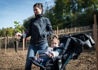 Un arbre, un enfant, édition 2017. Les parents des enfants nés à Lausanne en 2016 ont planté 1716 arbres le 7 octobre 2017 sur cette parcelle.  © VDL : SPADOM, Vernand, arbre, arbres, automne, chêne, enfant, enfants, forestier, forêt, manifestation, nature, octobre, plantation, végétal