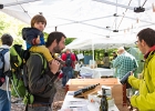 Un arbre, un enfant, édition 2017. Les parents des enfants nés à Lausanne en 2016 ont planté 1716 arbres le 7 octobre 2017 sur cette parcelle. – M. Etienne Elsner, Service des parcs et domaines, présente les vins de la Ville de Lausanne.  © VDL : Elsner, SPADOM, Vernand, arbre, arbres, automne, chêne, dégustation, enfant, enfants, forestier, forêt, manifestation, nature, octobre, plantation, stand, vins, végétal