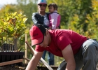 Un arbre, un enfant, édition 2017. Les parents des enfants nés à Lausanne en 2016 ont planté 1716 arbres le 7 octobre 2017 sur cette parcelle.  © VDL : SPADOM, Vernand, arbre, arbres, automne, chêne, enfant, enfants, forestier, forestiers, forêt, manifestation, nature, octobre, plantation, planton, végétal