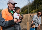 Un arbre, un enfant, édition 2017. Les parents des enfants nés à Lausanne en 2016 ont planté 1716 arbres le 7 octobre 2017 sur cette parcelle.  © VDL : SPADOM, Vernand, arbre, arbres, automne, chêne, enfant, enfants, forestier, forêt, manifestation, nature, octobre, plantation, végétal