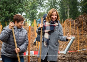 Un arbre un enfant 2019 Un arbre, un enfant, édition 2019. Les parents des enfants nés à Lausanne en 2018 ont planté 1688 arbres le 5 octobre 2019 sur cette parcelle. – De gauche à...