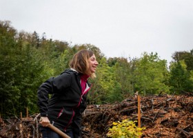 Un arbre un enfant 2020 Natacha Litzistorf, municipale en charge de la direction Logement, environnement et architecture (LEA) sur le site de Vernand.