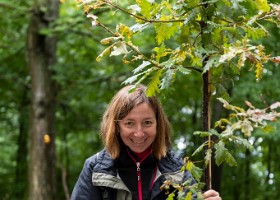 Un arbre un enfant 2020 Natacha Litzistorf, municipale en charge de la direction Logement, environnement et architecture (LEA) place le chêne commémoratif qui sera planté sur le site...