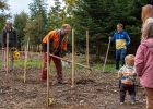 Un arbre, un enfant: édition 2025 au Chalet-à-Gobet  © VDL : 1 arbre 1 enfant, 1a1e, 1arbre1enfant, LEA, SPADOM, arbre, arbuste, bois, bucheron, bûcheron, chalet-à-gobet, enfant, famille, forêt, jorat, nature, plantage, planter, un arbre un enfant