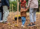 Un arbre, un enfant: édition 2025 au Chalet-à-Gobet  © VDL : 1 arbre 1 enfant, 1a1e, 1arbre1enfant, LEA, SPADOM, arbre, arbuste, bois, bucheron, bûcheron, chalet-à-gobet, enfant, famille, forêt, jorat, nature, plantage, planter, un arbre un enfant
