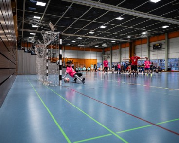 PML-tournoi-foot-PML-LNA-mars-2025-DIA-3513 Tournoi de football en salle entre le Lausanne Nord Academy et la Police de Lausanne sous forme de tournoi brésilien mixte. Six équipes composées de juniors C,...