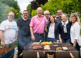 Fête des Voisins 2019 Natacha Litzistorf, municipale en charge de la Direction Logement, environnement et architecture, entourée de membres de la Société de développement des…