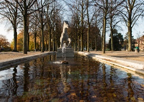 Bassin au Poulain Bassin au Poulain, Pierre Blanc, 1942. Sculpture en grès calcaire coquillé. Parc de Valency.