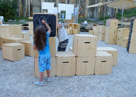 DSCF0139 Les cubes déplacés par les enfants et la boîte à idées devient un espace d’expression artistique.