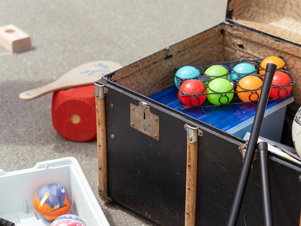 Fête des familles Découvrez la malle à jeux en images ! Que ce soit pour une fête de quartier, un pique-nique ou toute autre occasion, la...
