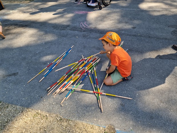 Malle à jeux Découvrez la malle à jeux en images ! Que ce soit pour une fête de quartier, un pique-nique ou toute autre occasion, la...