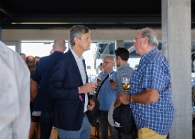 inauguration_stade_Tuiliere__0331 Lors de la partie officielle, Dominique Blanc, président de l'Association suisse de football échange avec Jacky Delapierre, directeur du meeting Athletissima.