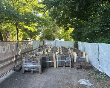 AubSauv_xy-ar_IMG_2026-07-10_stock-tuiles-reemploi Les tuiles sont stockées et prêtes à être réemployées sur la toiture du nouveau bâtiment.