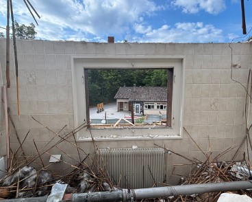 AubSauv_xy-ar_IMG_2026-07-17_batiment-sans-charpente-int_0-3 La charpente a été démontée, les pannes et les chevrons sont nettoyés, décloués et stockés pour reconstruire la structure du nouveau bâtiment.
