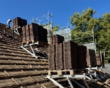AubSauv_xy-arch_IMG_2026-06-26_stock-tuiles-reemploi Le démontage de la toiture a commencé. Les tuiles ont été nettoyées, et seront stockées pour être réemployées sur le nouveau bâtiment.