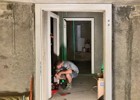 20210914_sem 37_IMG_6083-GM LA POSE DES PORTES La pose de toutes les portes de l’immeuble a eu lieu cette semaine. Ici, un ouvrier à l’œuvre dans les locaux techniques des caves.