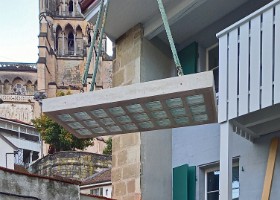 20211006_sem 40_083120-GM PAR LA VOIE DES AIRS Devant la cathédrale qui en a vu d’autres, une grue dépose un vitrage sans rapport avec la rosace du prestigieux édifice religieux. Cette...