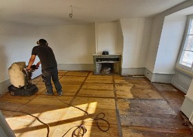 20211014_sem 41_094553-GM QUI APPRÉCIE SON PARQUET LE PONCE ! Surtout s’il est ancien. Il s’agissait de remettre en valeur les parquets d’antan. C’est chose faite. Après les avoir...