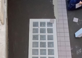 Semaine 42-GM DALLE-TOI ET LE CIEL T’ÉCLAIRERA ! Puisque la lumière fut (grâce la dalle de pavés de verre), la pose des carreaux finalise la terrasse du premier étage.