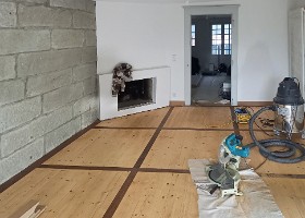 Semaine 44-GM DU BON, DU BEAU, DU PARQUET ! Aperçu partiel d’un salon rénové. Mur en pierres et chambranle d’époque, noble parquet bernois d’origine. Le charme d’autrefois...