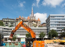 Démolition de l'Esapce Saint-Martin Travaux de démolition, de terrassement du terrain et de soutènement: une phase préparatoire pour permettre la nouvelle construction.