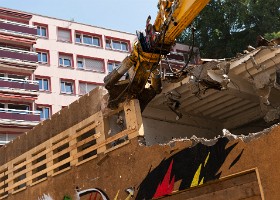 Démolition de l'Esapce Saint-Martin Travaux de démolition, de terrassement du terrain et de soutènement: une phase préparatoire pour permettre la nouvelle construction.