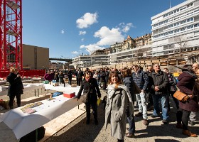 Saint-Martin première pierre 10-18 Visite du chantier commentée par Marjolaine Obrist (à gauche), architecte et cheffe de projet, bureau Alain Wolff architectes.