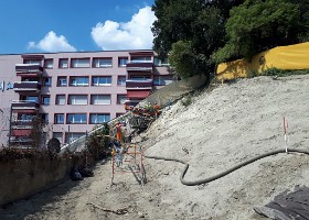 180725_Ancrage-partie-haute-falaise Travaux de terrassement du terrain et de soutènement: une phase préparatoire pour permettre la nouvelle construction. Août 2018.