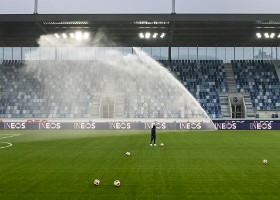 Inauguration Stade de la Tuilière En attendant le début du match Lausanne-Sport Young Boys, la pelouse est arrosée..